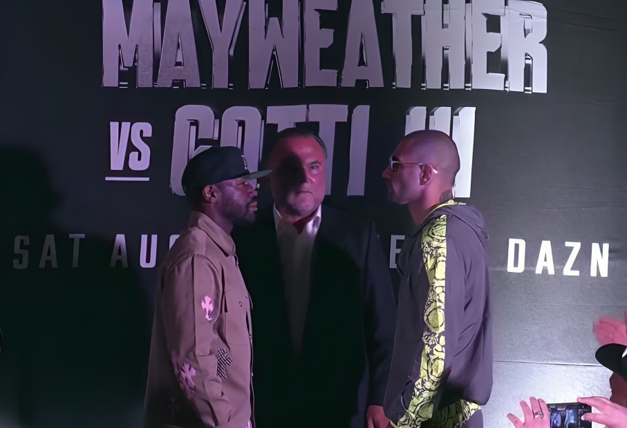 FLOYD MAYWEATHER JR A LA IZQUIERDA Y JOHN GOTTI III A LA DERECHA, CARA A CARA TRAS LA RUEDA DE PRENSA