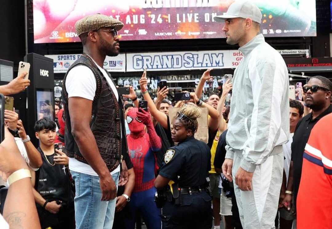 FLOYD MAYWEATHER JR A LA IZQUIERDA Y JOHN GOTTI III A LA DERECHA, CARA A CARA TRAS UNA CONFERENCIA DE PRENSA