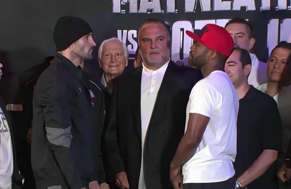 JOHN GOTTI III A LA IZQUIERDA Y FLOYD MAYWEATHER JR A LA DERECHA, CARA A CARA TRAS EL PESAJE