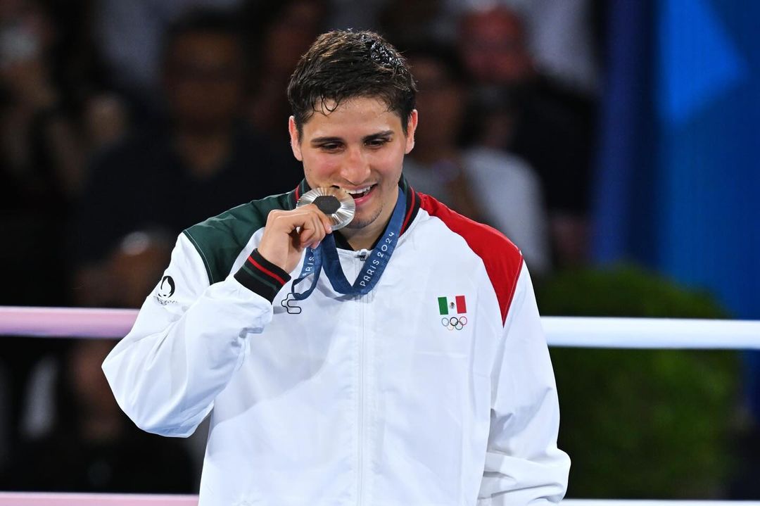 MARCO VERDE POSA PARA LA FOTO CON SU MEDALLA DE PLATA EN PARÍS 2024