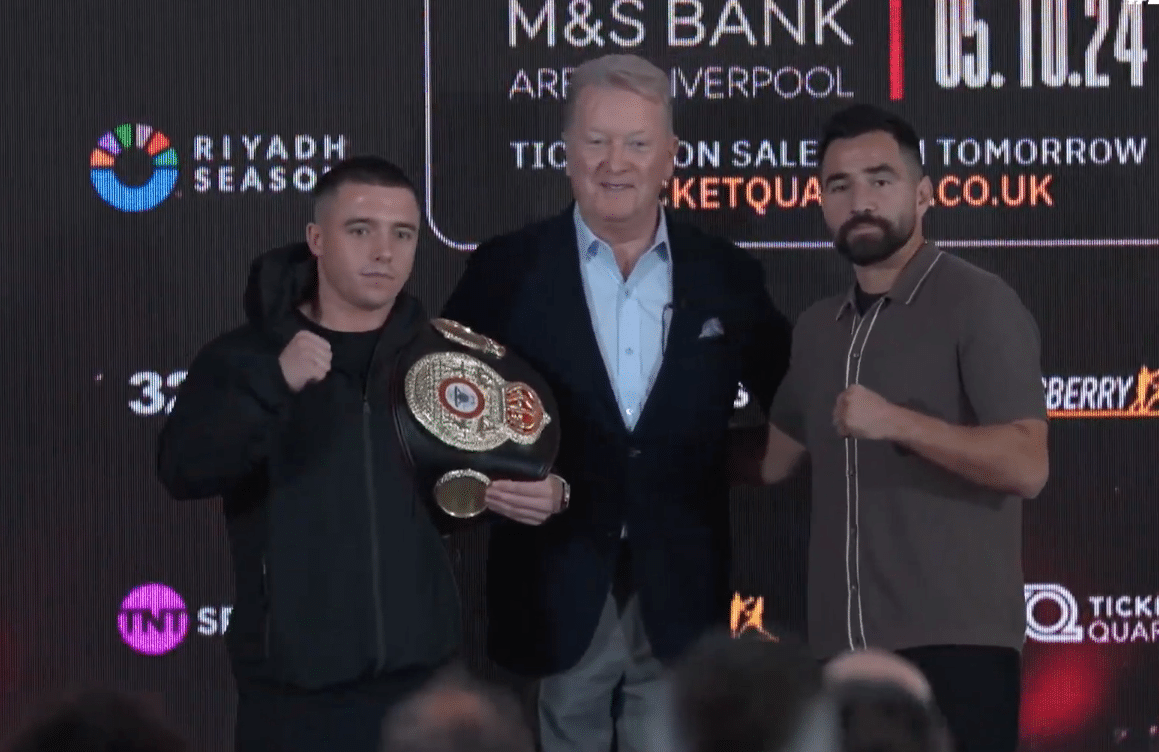 NICK BALL A LA IZQUIERDA, FARNK WARREN DE QUEENSBERRY PROMOTIONS AL CENTRO, Y RONNY RÍOS A LA DERECHA, POSAN PARA LA FOTO TRAS LA RUEDA DE PRENSA EN EL INICIO DE LA PROMOCIÓN DE LA PELEA