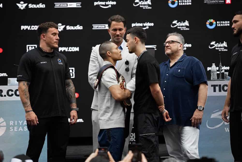 ISAAC CRUZ A LA IZQUIERDA Y JOSÉ VALENZUELA A LA DERECHA CARA A CARA TRAS LA RUEDA DE PRENSA