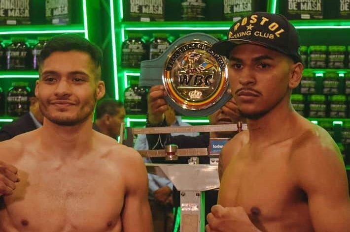 RANDY LEÓN A LA IZQUIERDA Y JOSÉ ÁNGEL NÁPOLES A LA DERECHA, POSANDO PARA LA FOTO TRAS EL PESAJE