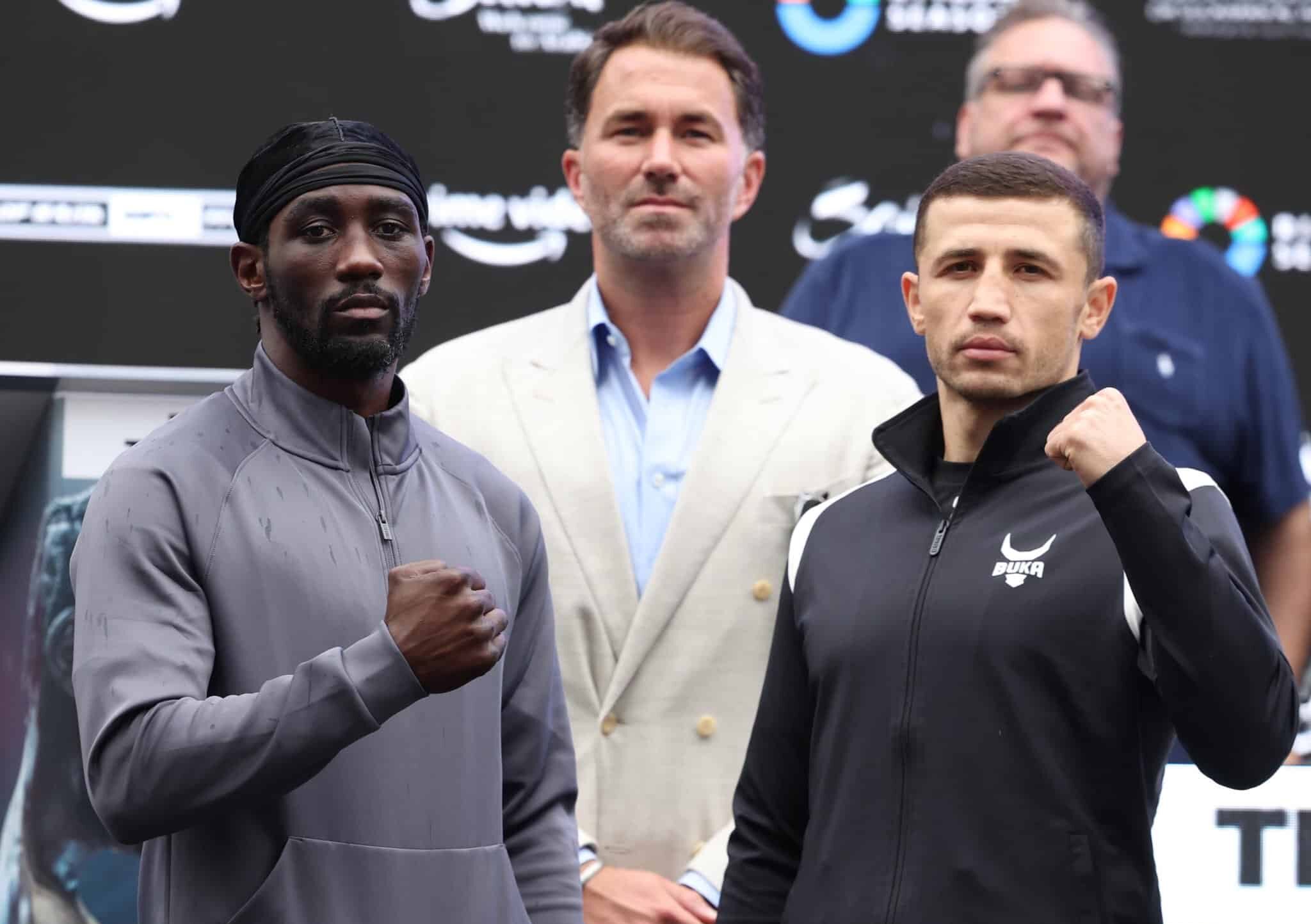 TERENCE CRAWFORD A LA IZQUIERDA E ISRAIL MADRIMOV A LA DERECHA, POSAN PARA LA FOTO TRAS LA RUEDA DE PRENSA