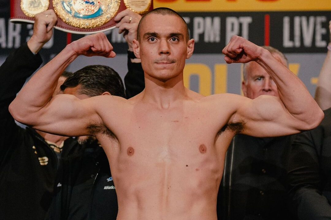 TIM TSZYU POSA PARA LA FOTO TRAS UN PESAJE