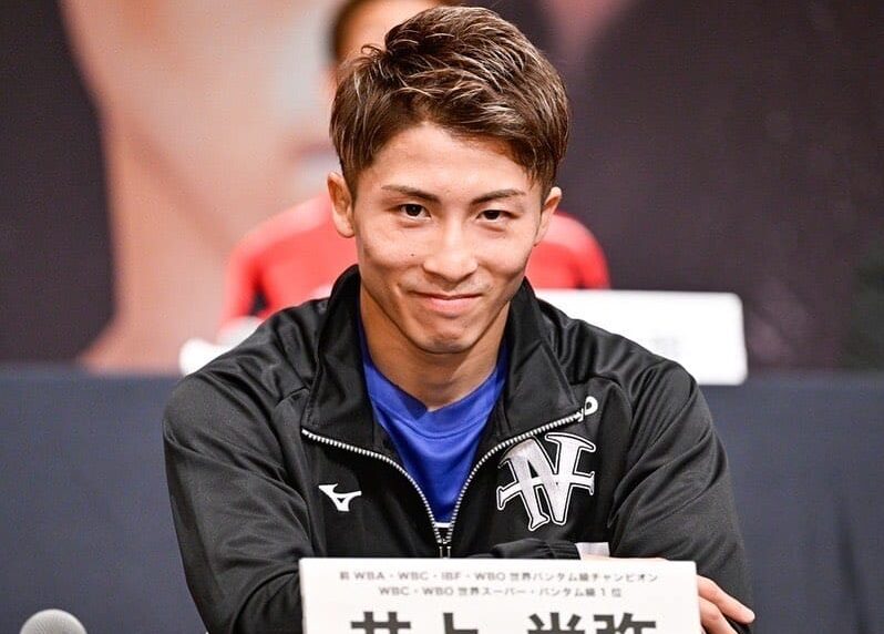 NAOYA INOUE POSA PARA LA FOTO EN UNA RUEDA DE PRENSA