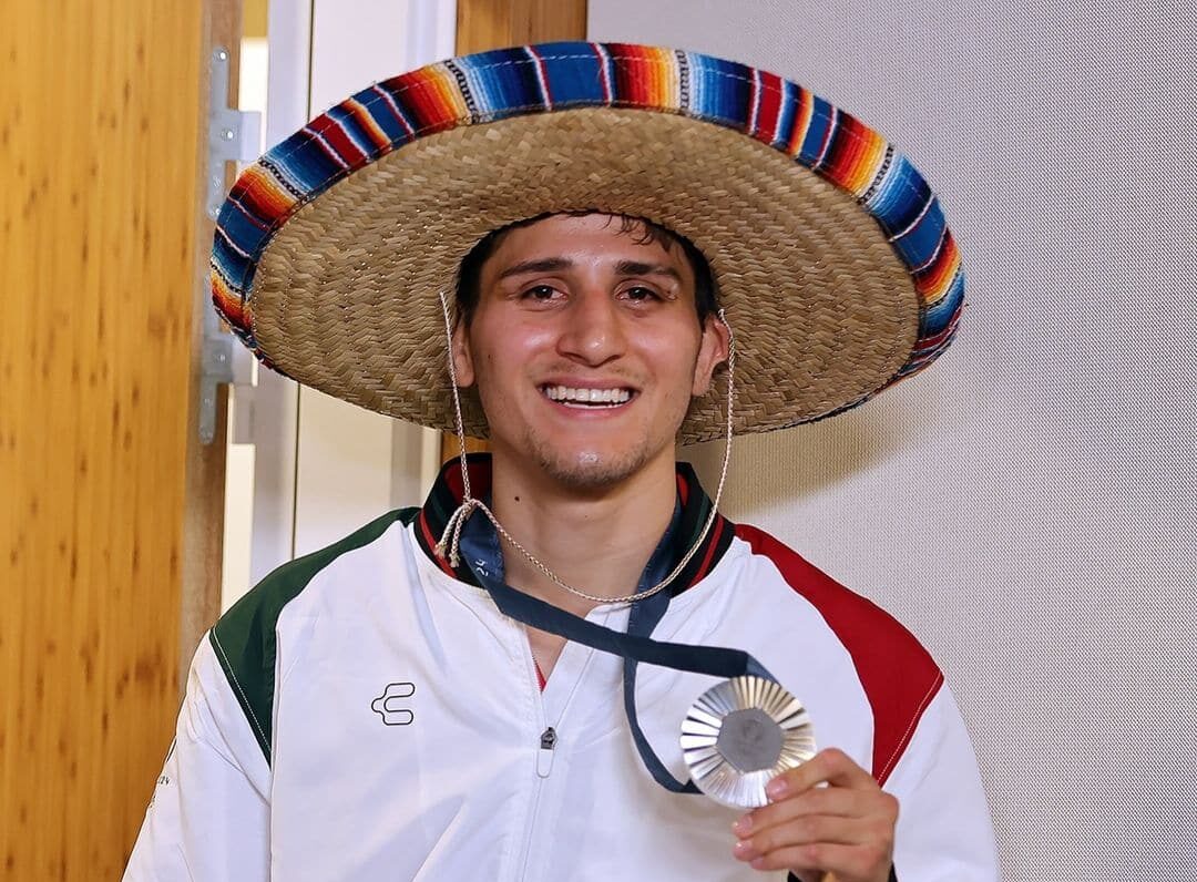 MARCO VERDE POSA PARA LA FOTO CON SU MEDALLA DE PLATA