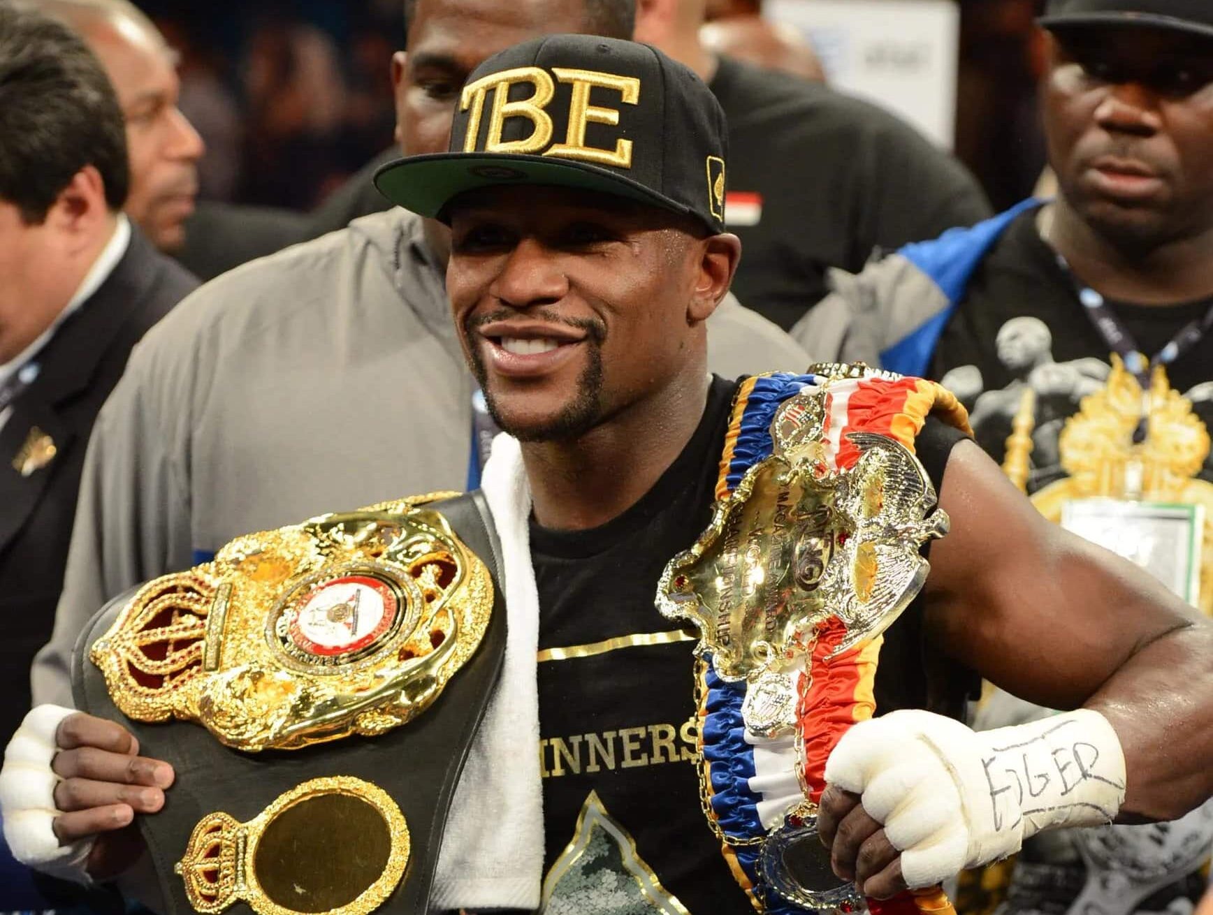 FLOYD MAYWEATHER JR POSA PARA LA FOTO TRAS UNA VICTORIA