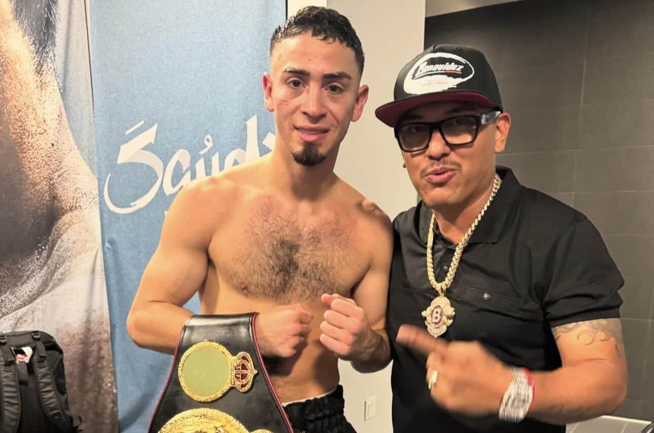 JOSÉ 'RAYO' VALENZUELA POSA PARA LA FOTO CON SU CINTURÓN DE CAMPEÓN