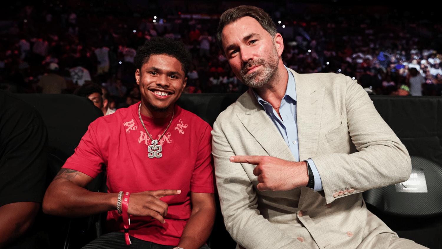 SHAKUR STEVENSON A LA IZQUIERDA Y EDDIE HEARN A LA DERECHA, POSANDO PARA LA FOTO EN UN EVENTO