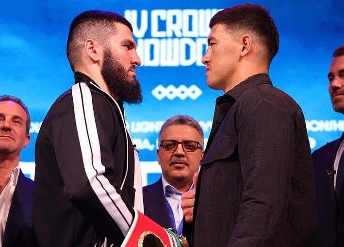 ARTUR BETERBIEV A LA IZQUIERDA Y DMITRY BIVOL A LA DERECHA, CARA A CARA TRAS UNA RUEDA DE PRENSA