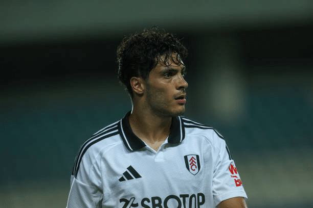 RAÚL JIMÉNEZ DURANTE EL PARTIDO DEL FULHAM