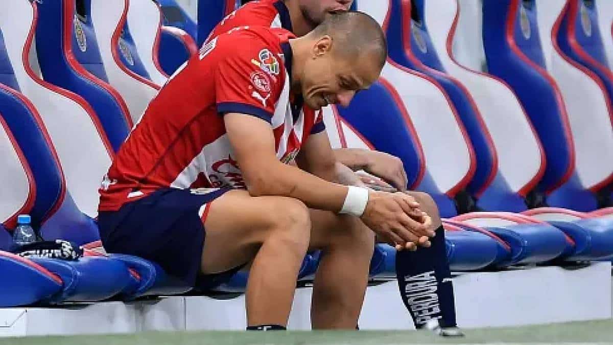 Javier Hernández en el banquillo de Chivas en la fecha 5.