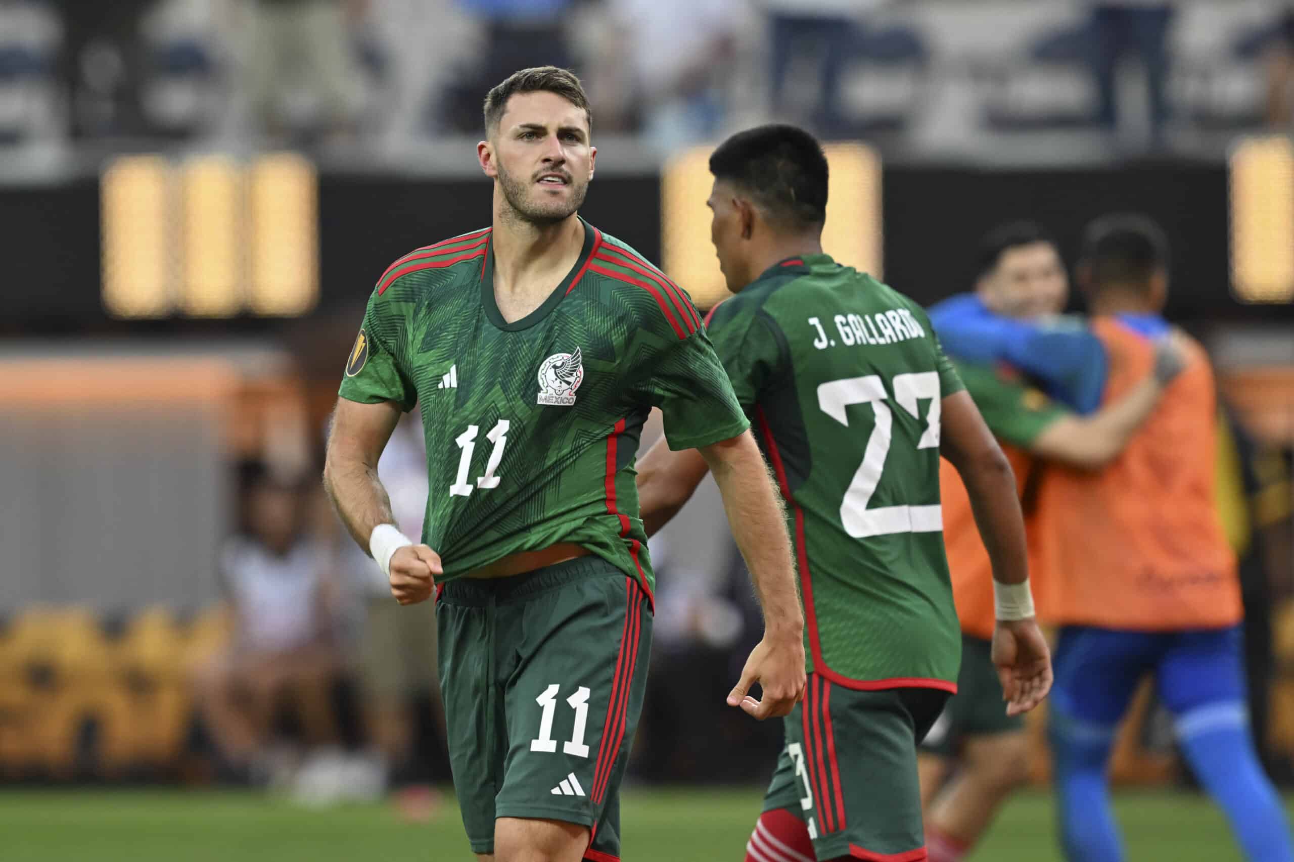 Santiago Giménez en partido de la Selección Mexicana.