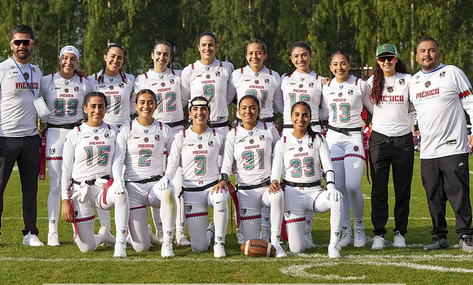 LA SELECCIÓN FEMENIL DE FLAG FOOTBALL POSA PARA LA FOTO ANTES DE UN PARTIDO