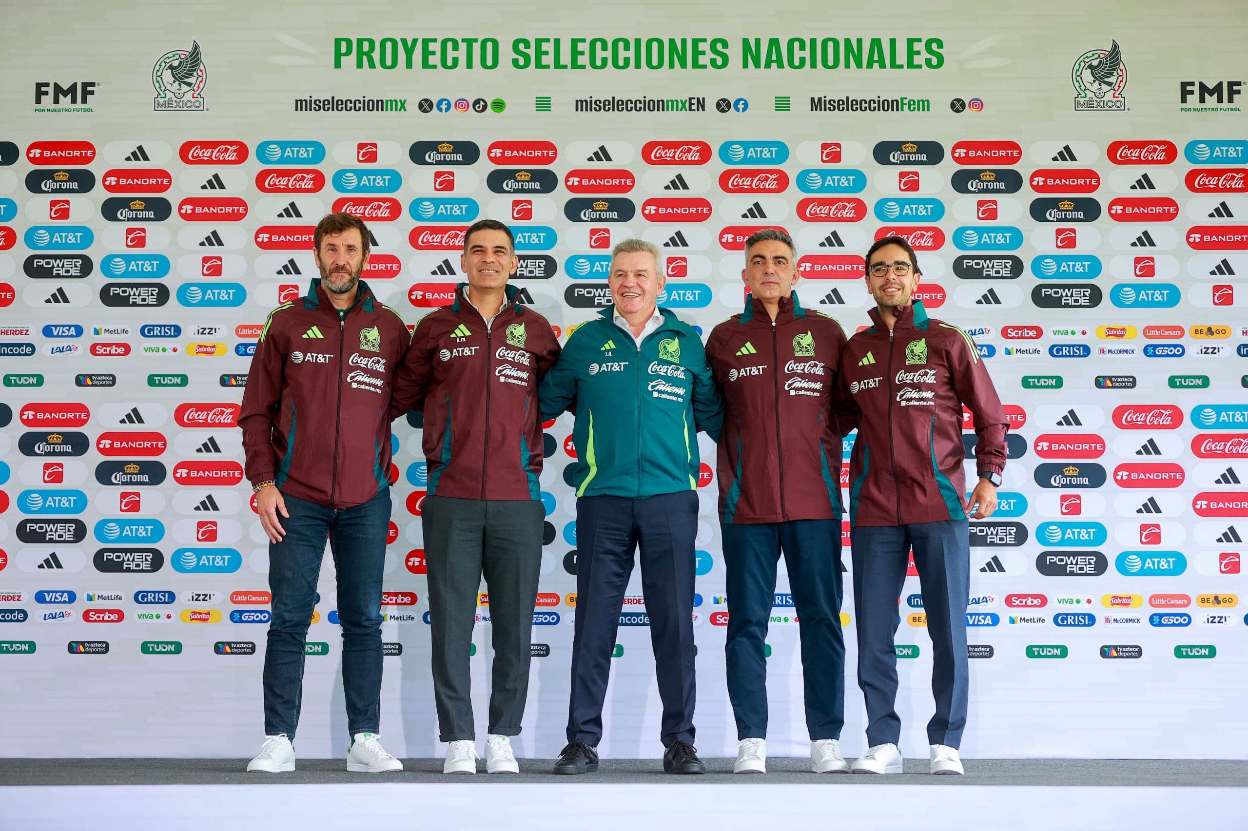 Javier Aguirre junto a su cuerpo técnico en la Selección Mexicana.