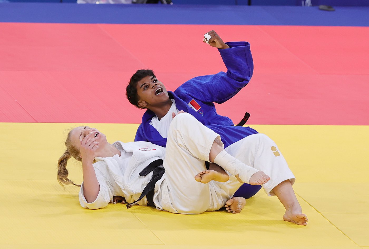 Prisca Awiti en el momento que gana la medalla de plata.