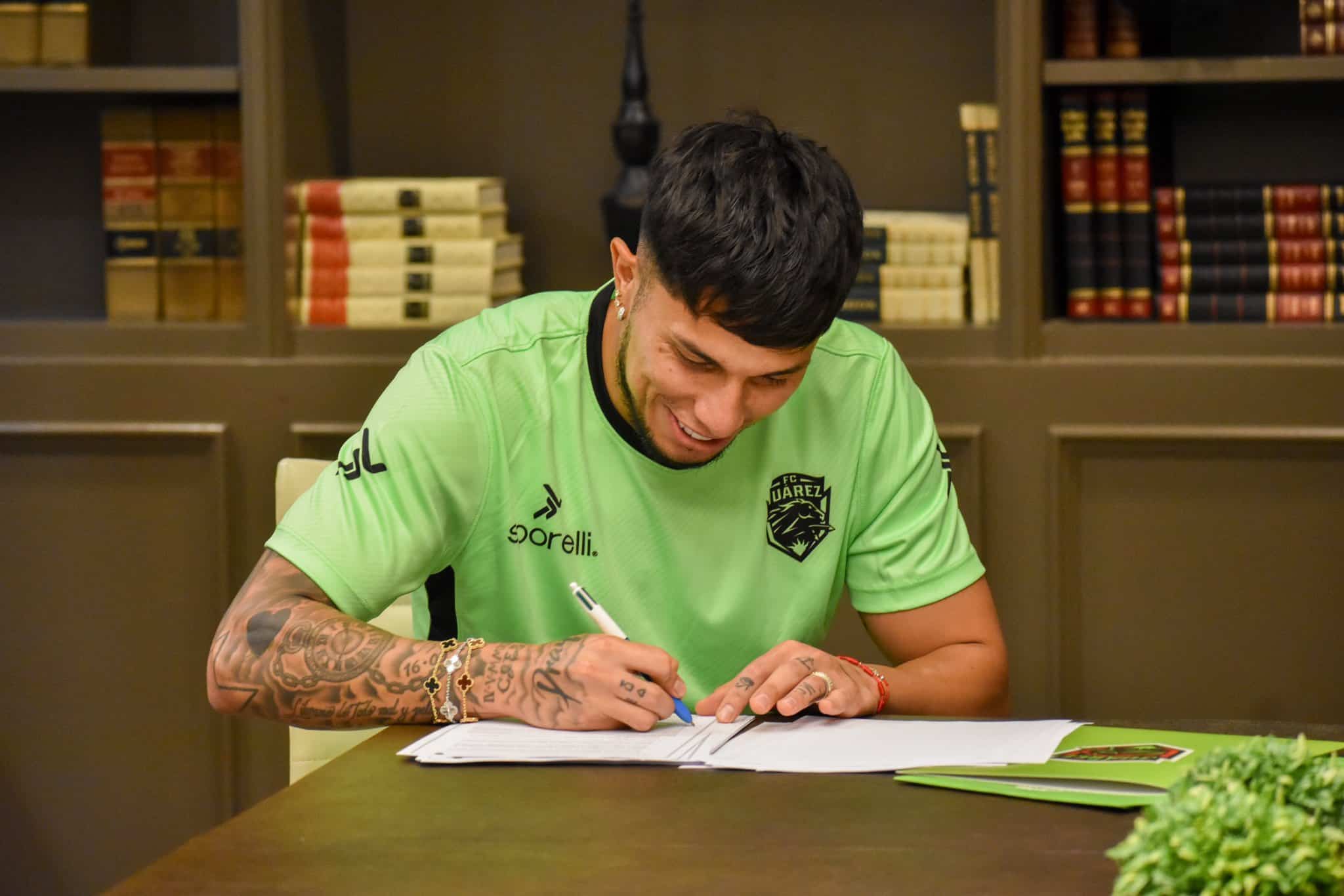 Carlos Salcedo firma con los Bravos de Juárez.