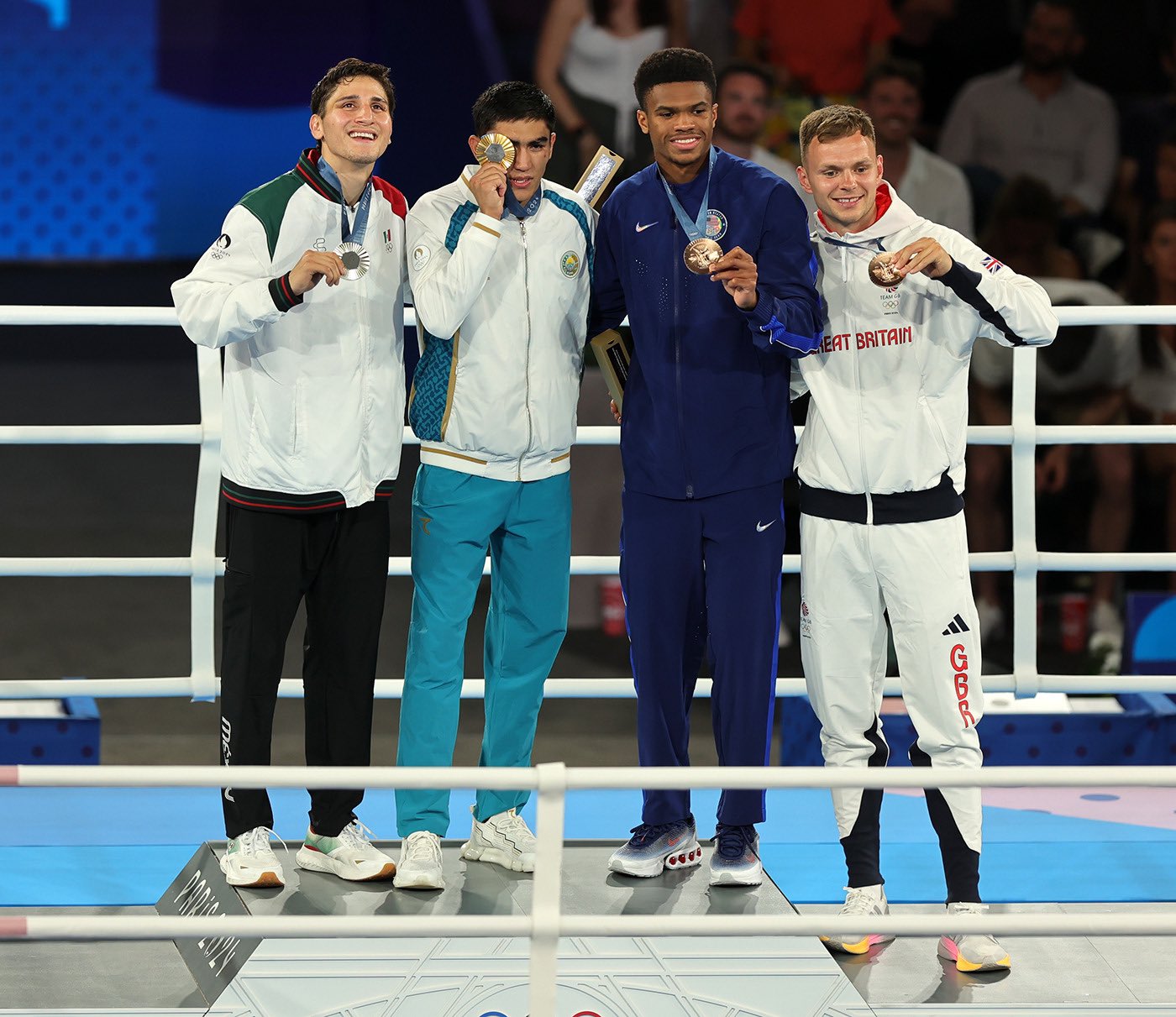 Marco Verde en el podio de los ganadores de boxeo.