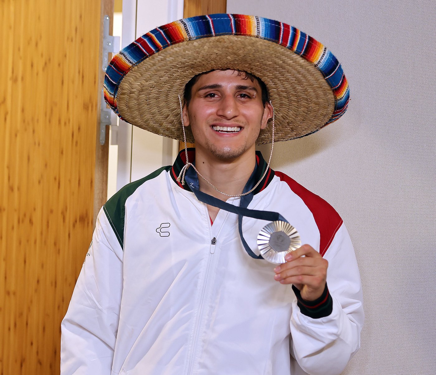 Marco Verde con la medalla de plata que ganó en JO.