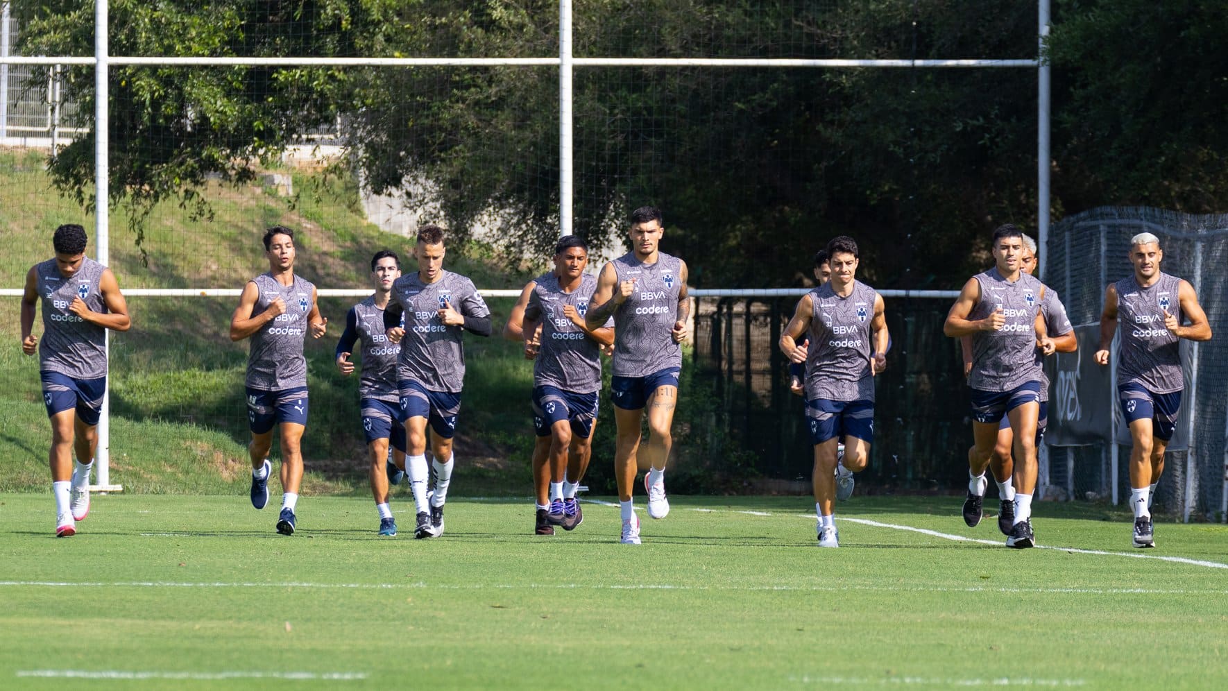 Jugadores de Rayados en entrenamiento previo a la fecha 6.