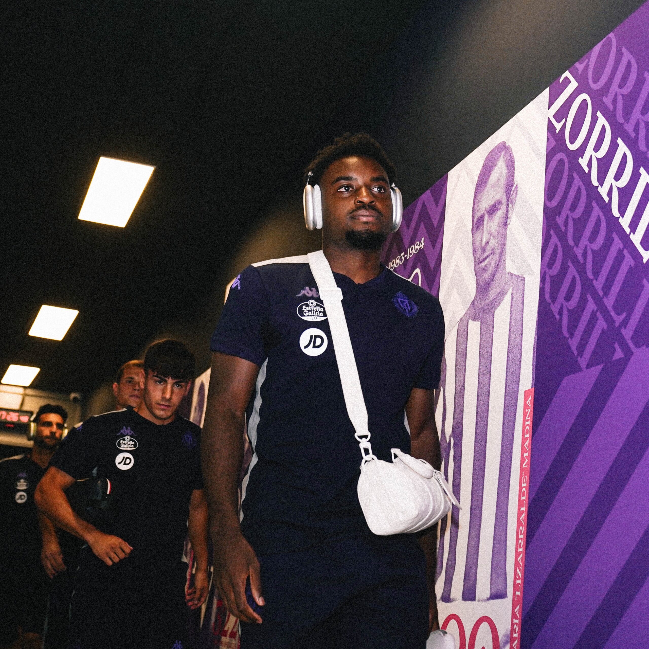 Jugadores del Valladolid l llegar al Estadio Municipal para la fecha 1.