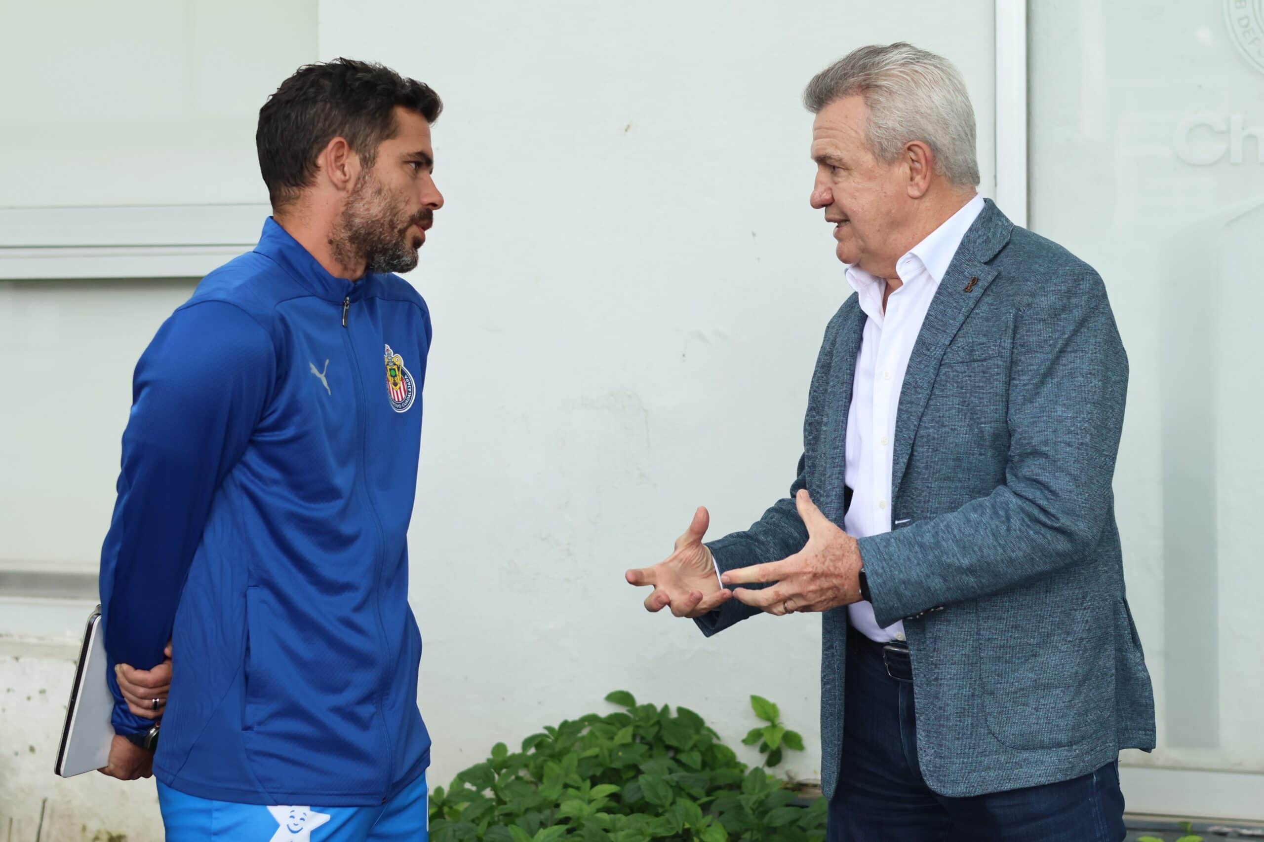 Javier Aguirre charla con Fernando Gago en su visita a Verde Valle.