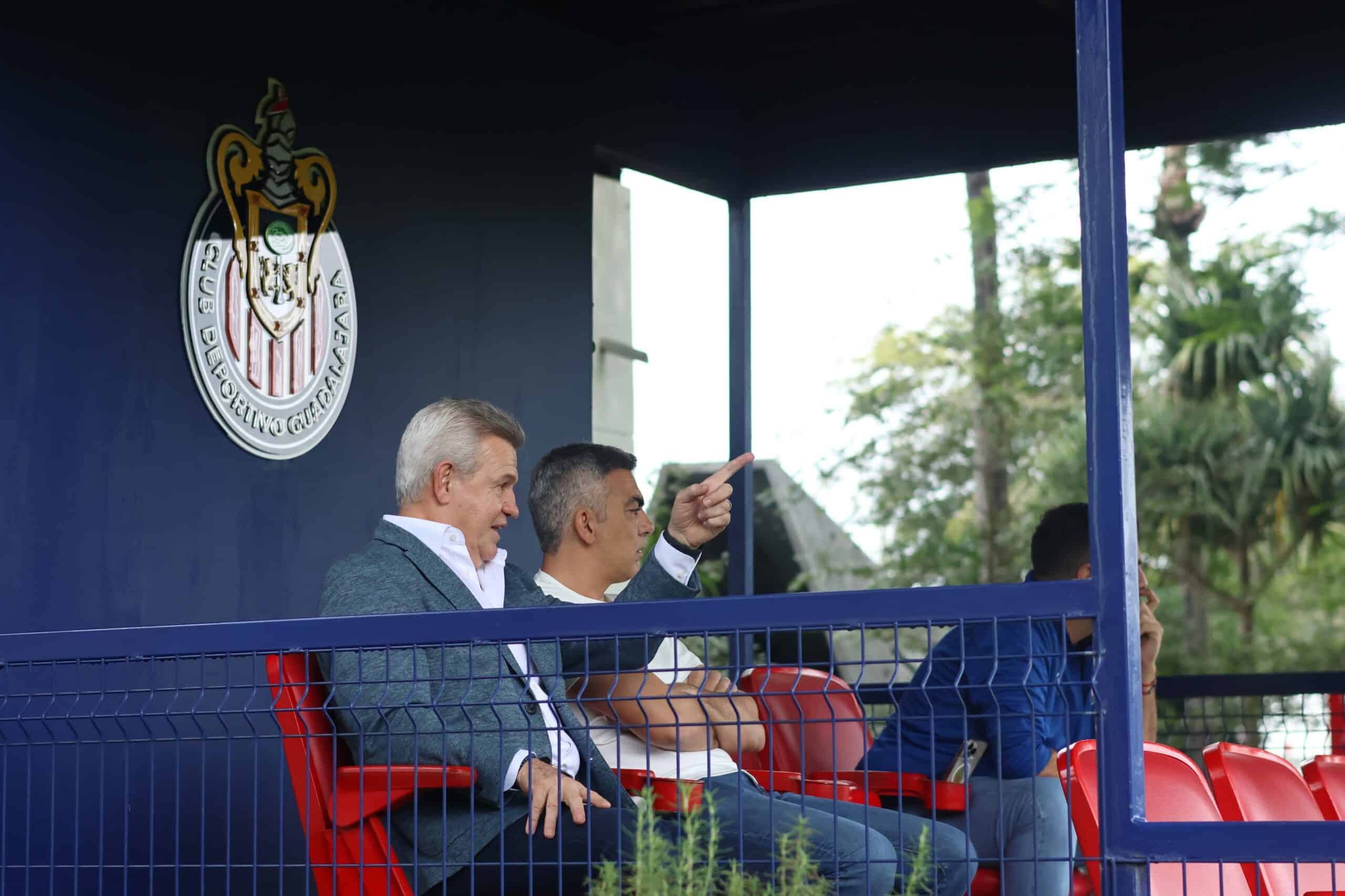 Javier Aguirre estuvo de visita en el entrenamiento de Chivas.