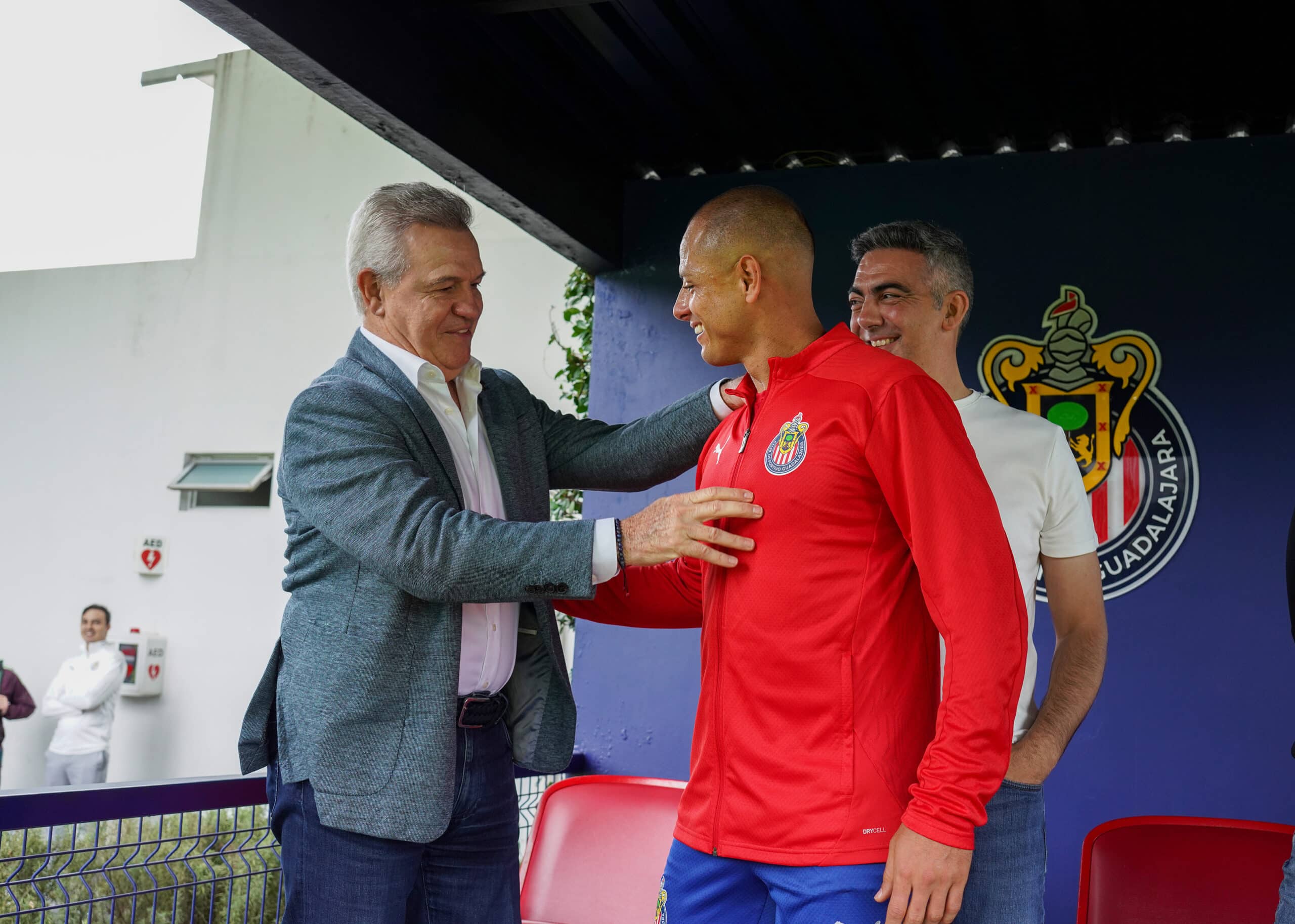 Vasco Aguirre saluda a Chicharito en su visita a Verde Valle.