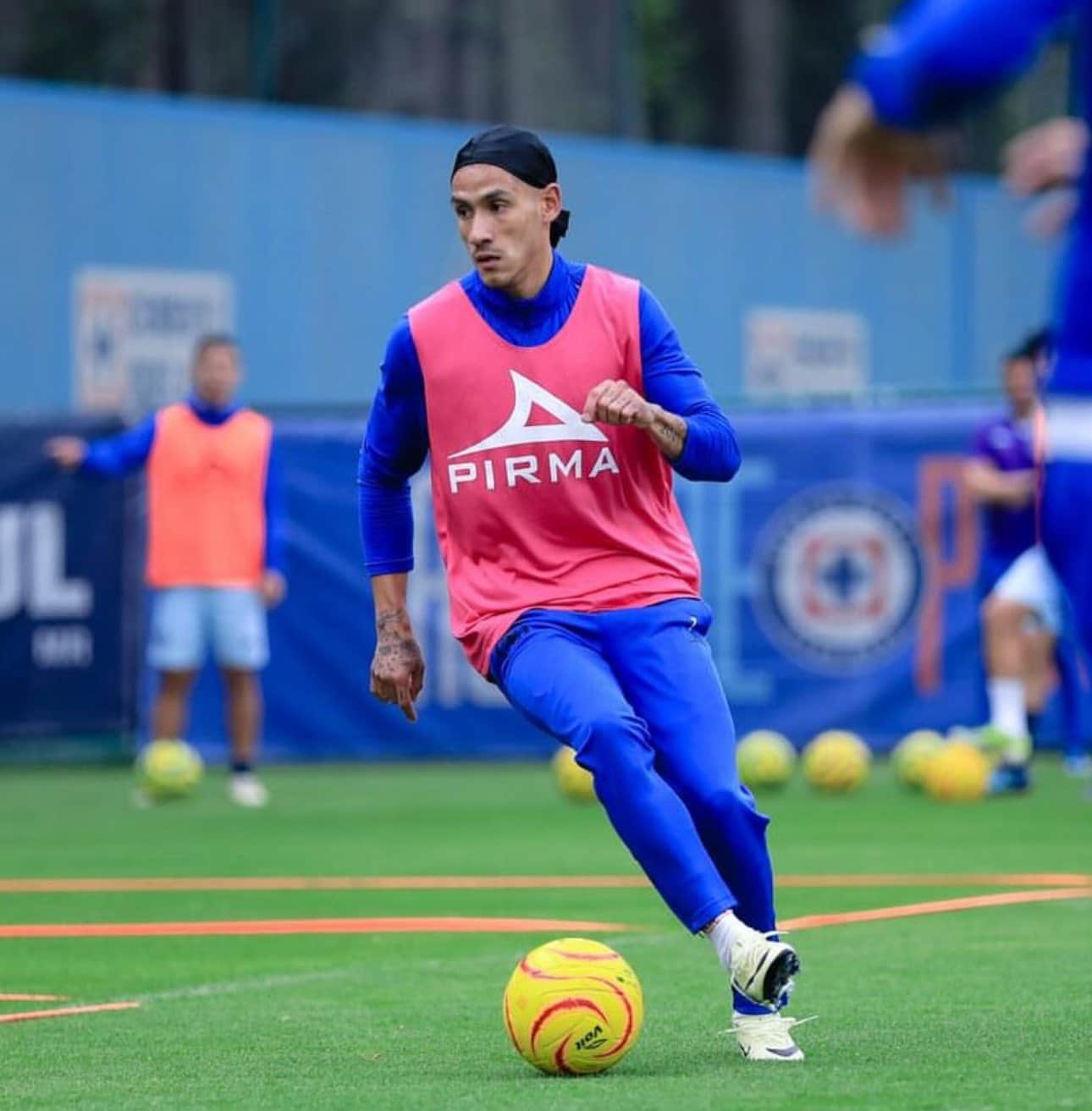 Uriel Antuna en entrenamiento con Tigres.