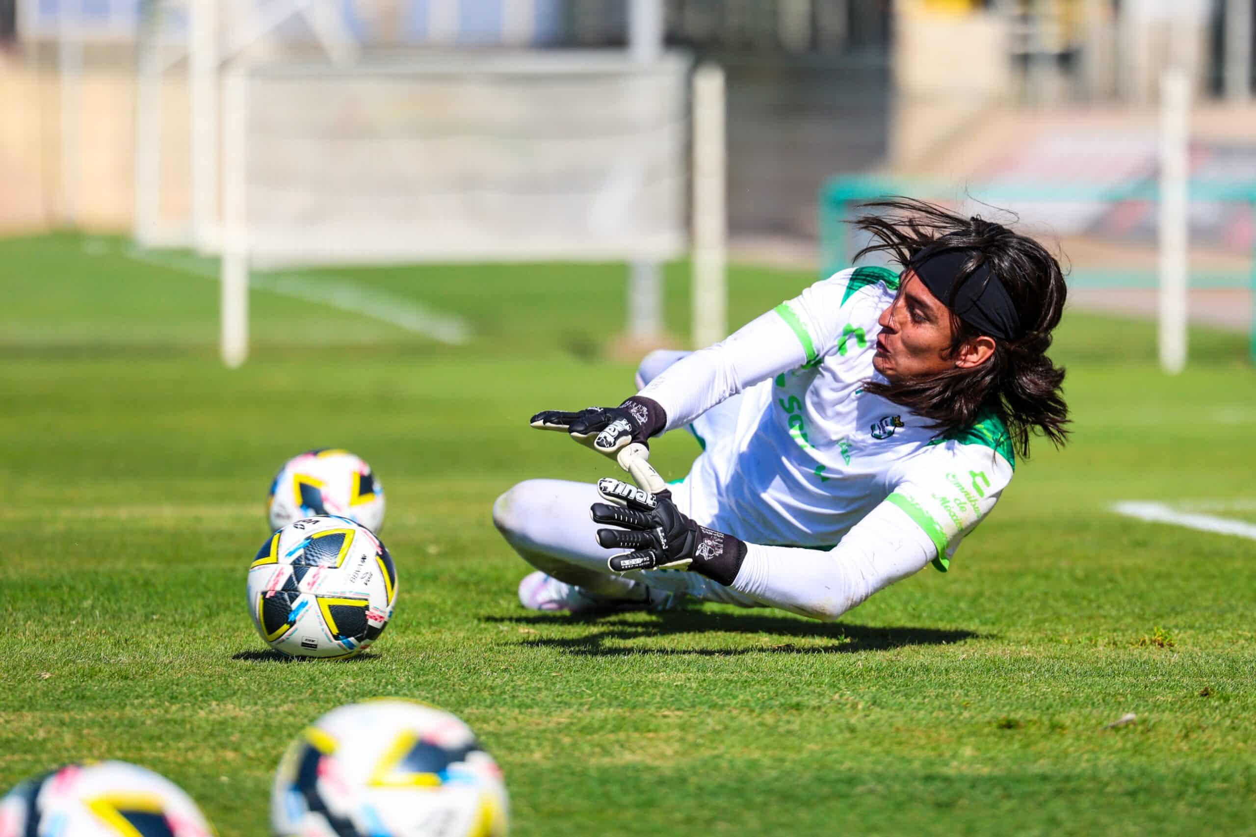 Carlos Acevedo en entrenamiento con Santos Laguna.