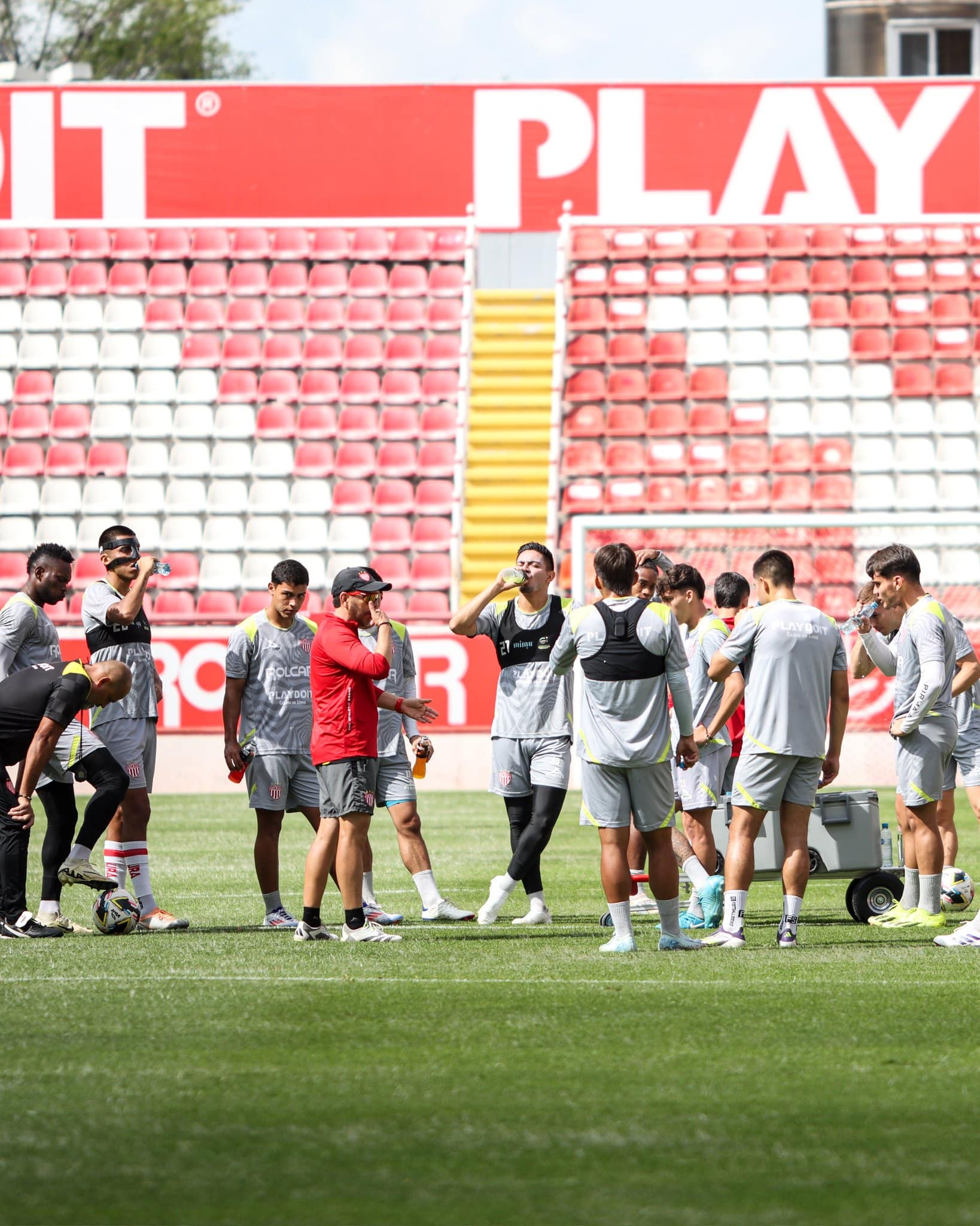 Jugadores de Rayos del Necaxa en entrenamiento.