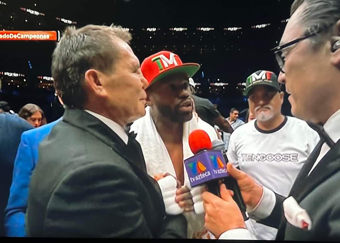 Floyd Mayweather en platica con Julio César Chávez.