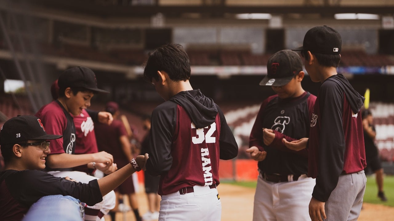 PELOTEROS DE TOMATEROS INFANTIL EN EL DUGOUT