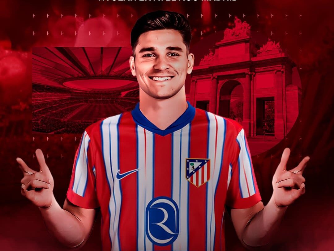 JULIÁN ÁLVAREZ POSA PARA LA FOTO CON EL ATLÉTICO DE MADRID