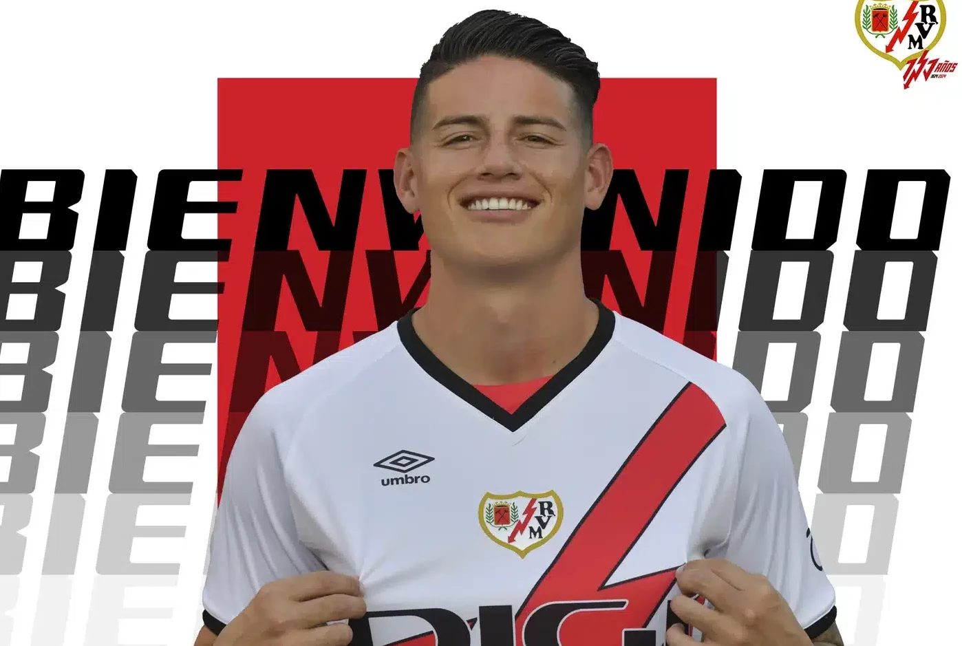 JAMES RODRÍGUEZ POSA PARA LA FOTO CON LA PLAYERA DEL RAYO VALLECANO