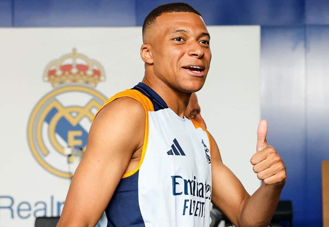 KYLIAN MBAPPÉ SALUDA EN UN ENTRENAMIENTO DEL REAL MADRID, SU PRIMERO CON EL CLUB BLANCO