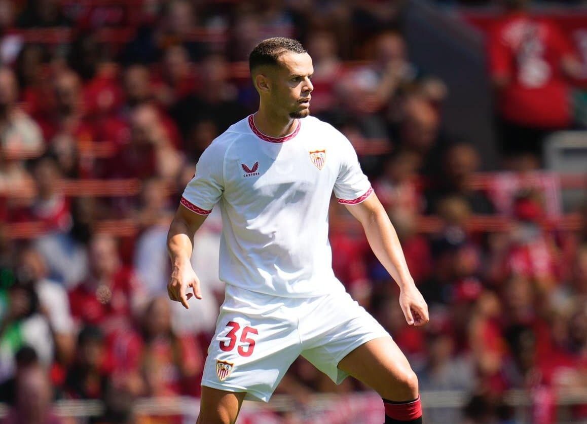 JUGADOR DEL SEVILLA DURANTE UN PARTIDO