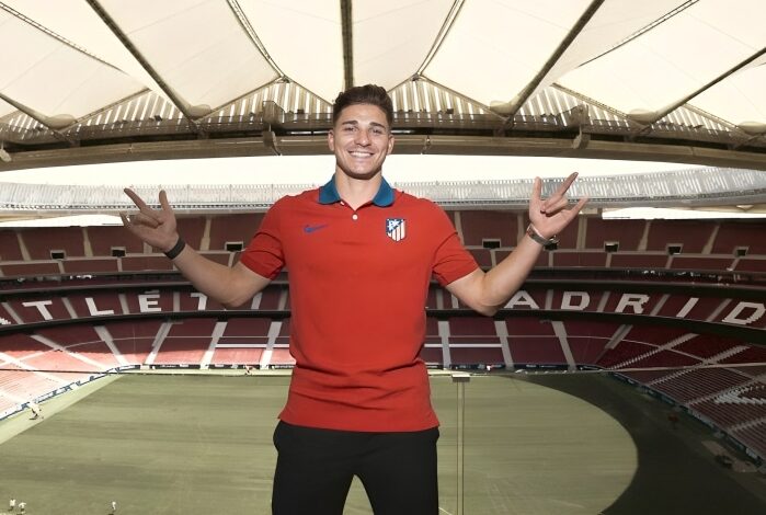 JULIÁN ÁLVAREZ POSA PARA LA FOTO CON EL ATLÉTICO DE MADRID