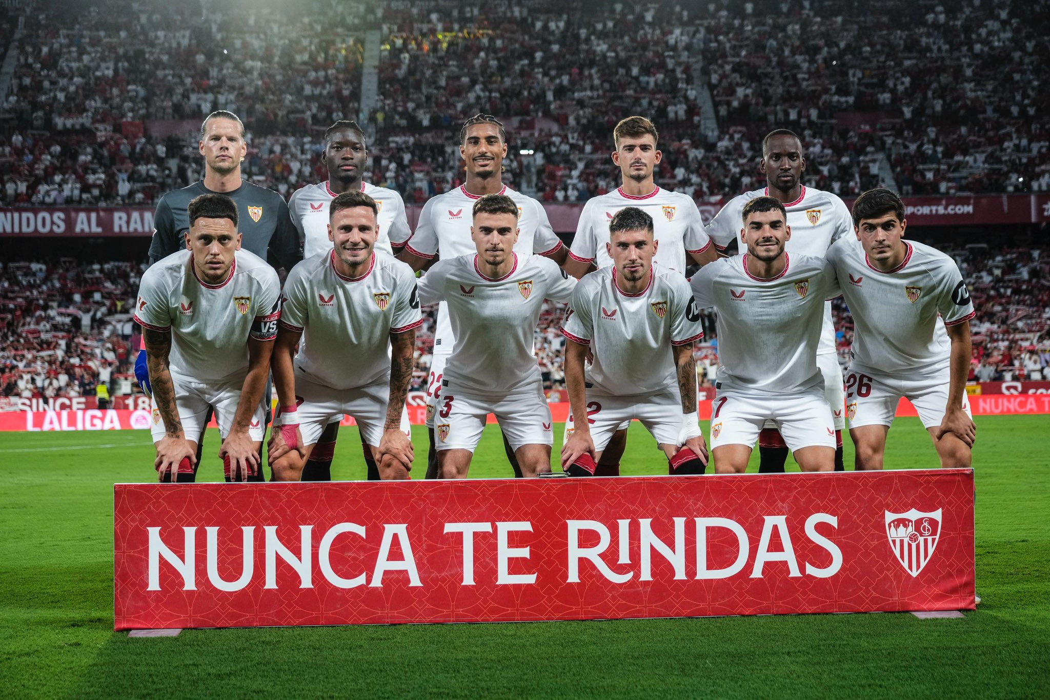 EL SEVILLA POSA PARA LA FOTO ANTES DE UN JUEGO