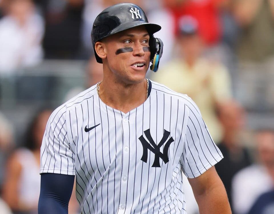 AARON JUDGE SONRÍE DURANTE UN JUEGO DE MLB CON LOS YANKEES