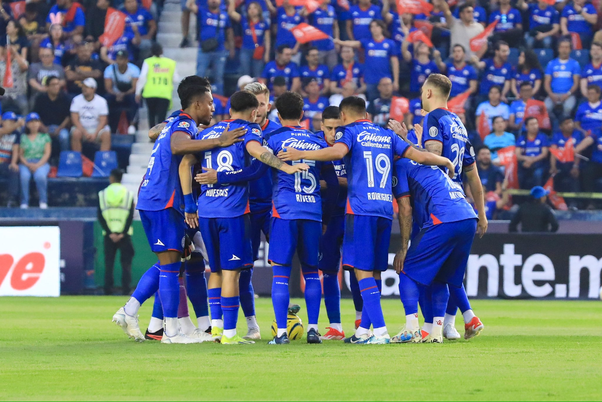 Jugadores del Cruz Azul en partido de la Leagues Cup.