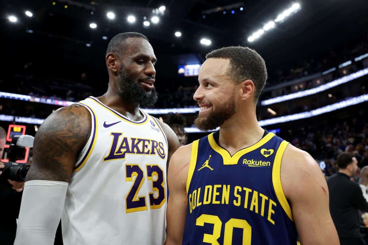 LEBRON JAMES DE LAKERS A LA IZQUIERDA Y STEPHEN CURRY A LA DERECHA DE LOS WARRIORS