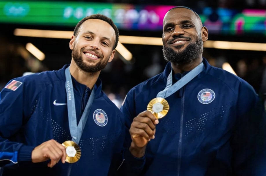 STEPHEN CURRY A LA IZQUIERDA Y LEBRON JAMES A LA DERECHA, POSAN PARA LA FOTO CON LA MEDALLA DE ORO GANADA CON EL TEAM USA EN LOS JUEGOS OLÍMPICOS DE PARÍS 2024 ANTE FRANCIA