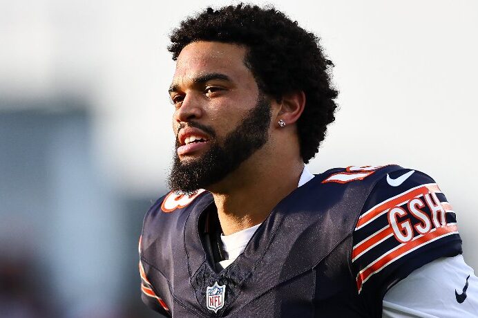 CALEB WILLIAMS ANTES DE UN PARTIDO EN LA NFL CON LOS BEARS