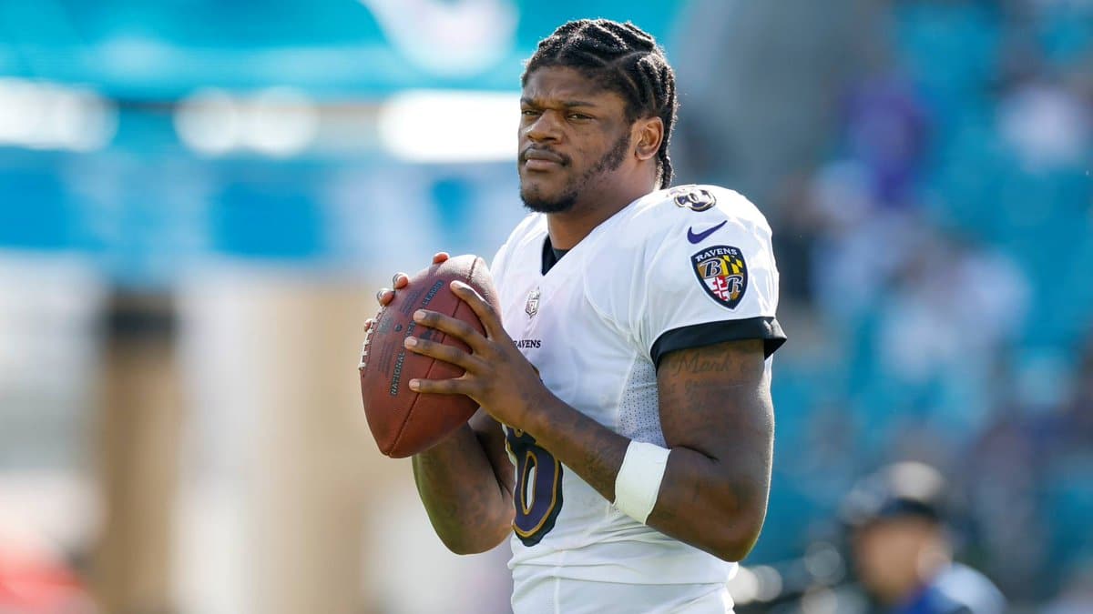 LAMAR JACKSON ANTES DE UN PARTIDO CON LOS RAVENS