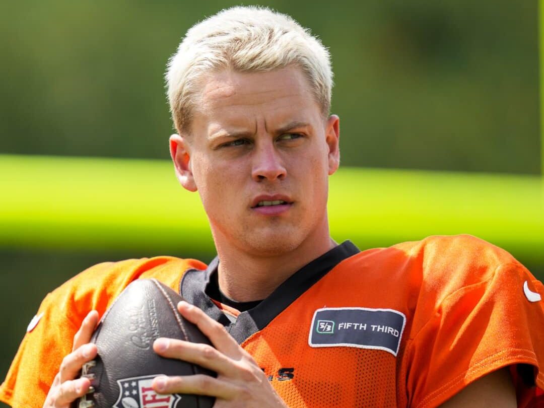 JOE BURROW DE LOS CINCINNATI BENGALS DURANTE UN ENTRENAMIENTO