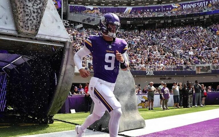 JJ MCCARTHY SALE AL CAMPO PARA UN JUEGO DE PRETEMPORADA CON LOS VIKINGS EN LA NFL