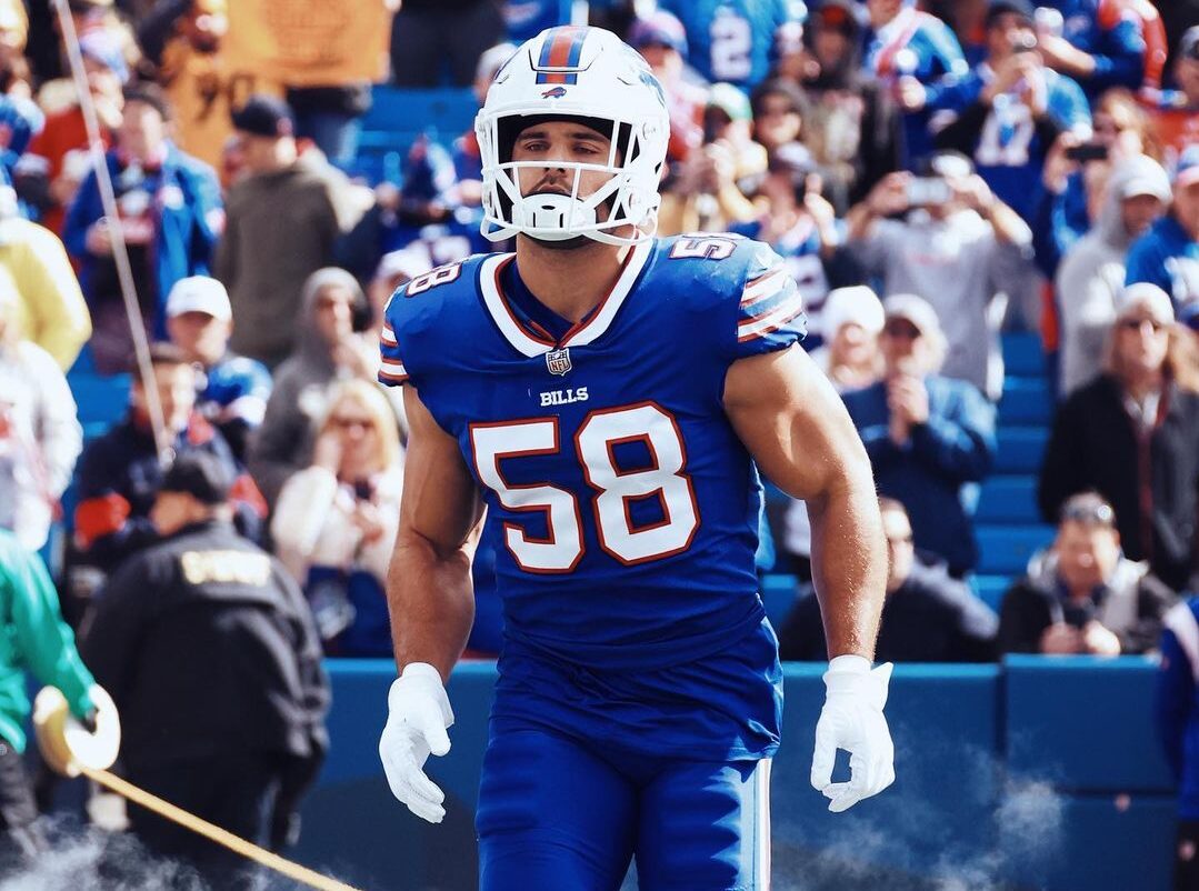 MATT MILANO SALE AL CAMPO CON LOS BILLS PREVIO A UN JUEGO DE LA NFL