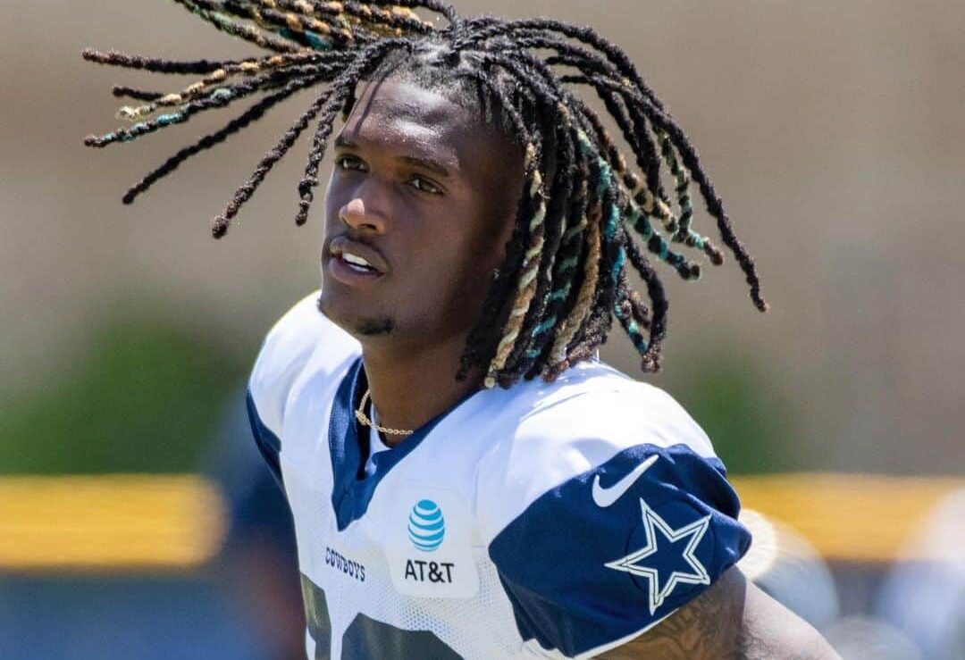 CEEDEE LAMB DURANTE UNA PRÁCTICA CON LOS COWBOYS